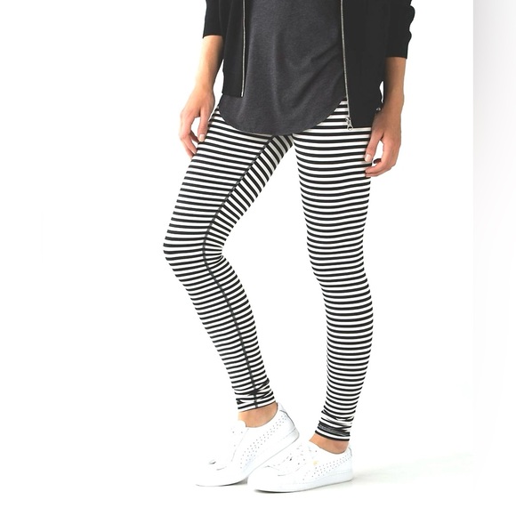 Lululemon Wunder Under Black & White Striped Leggings Yoga Pants Size: Medium - Picture 3 of 10
